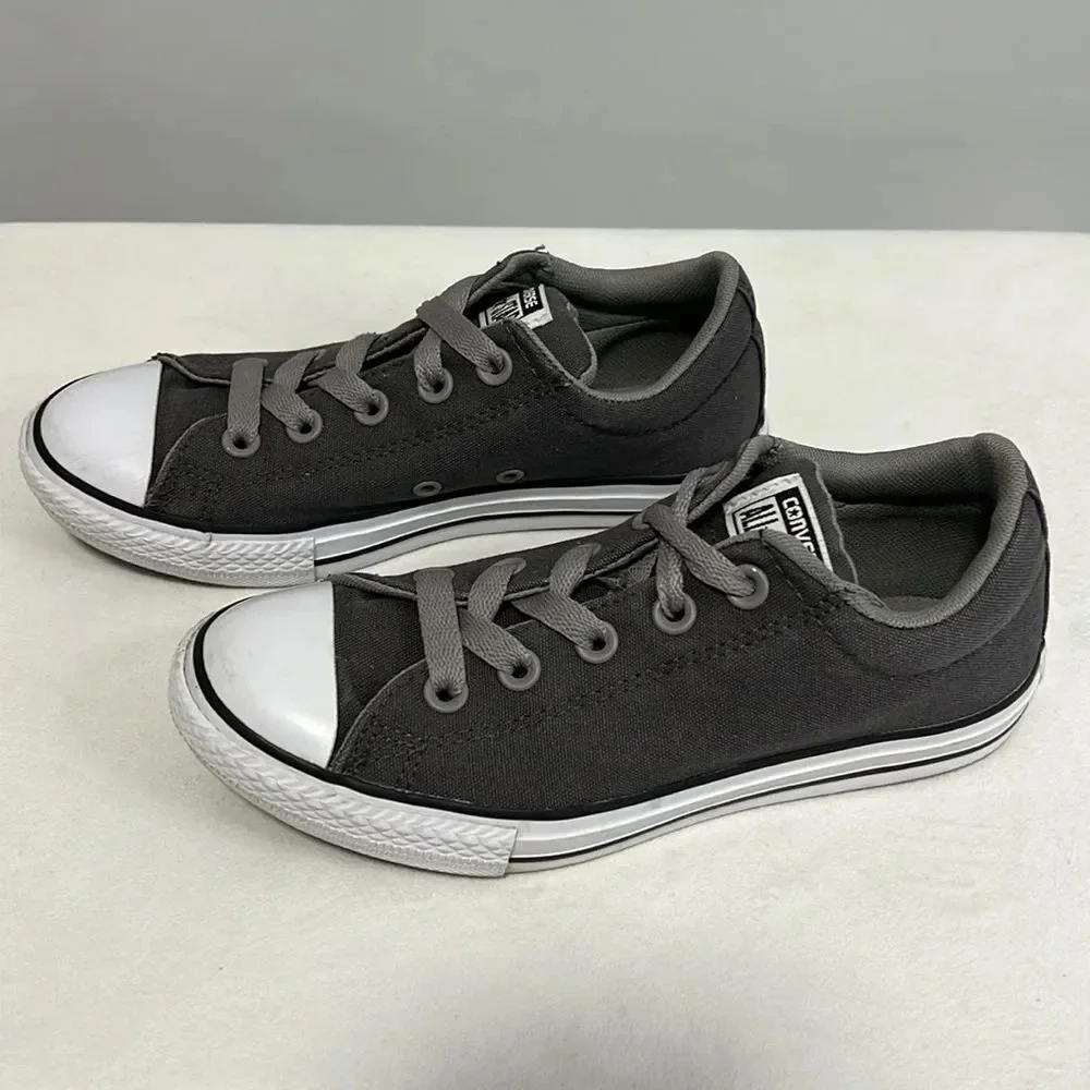 Converse || Junior Chuck Taylor All Star Classic Sneakers in Gray size 3.